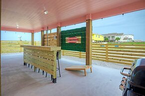 Surf-n-dipity by Avantstay Covered Patio Lounge w Firepit