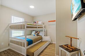 Surf-n-dipity by Avantstay Covered Patio Lounge w Firepit