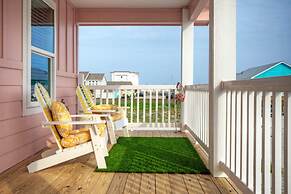 Surf-n-dipity by Avantstay Covered Patio Lounge w Firepit