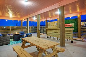 Surf-n-dipity by Avantstay Covered Patio Lounge w Firepit