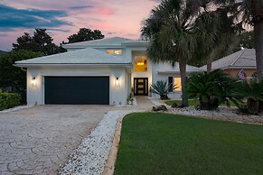 7min to Beach Private Patio on Golf Course Emerald Bay by Avantstay