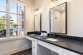 The Magnolia 5 by Avantstay Minutes to Downtown