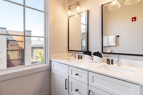 The Magnolia 5 by Avantstay Minutes to Downtown