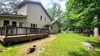 Mountain Hideout by Avantstay Game Room Deck