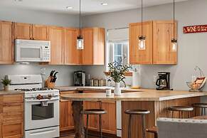 Mountain Hideout by Avantstay Game Room Deck