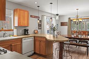 Mountain Hideout by Avantstay Game Room Deck