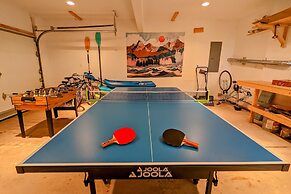 Mountain Hideout by Avantstay Game Room Deck