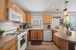 Mountain Hideout by Avantstay Game Room Deck