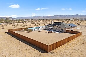 Casa De Kota by Avantstay Pool Firepit Games Secluded Chic