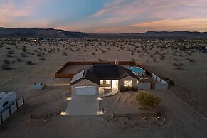 Casa De Kota by Avantstay Pool Firepit Games Secluded Chic