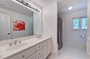 Lucky s Lake House by Avantstay Private Lake Bar