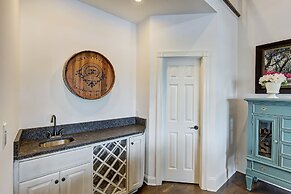 Lucky s Lake House by Avantstay Private Lake Bar