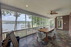 Lucky s Lake House by Avantstay Private Lake Bar