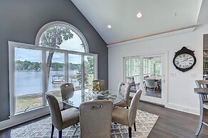 Lucky s Lake House by Avantstay Private Lake Bar