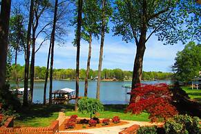 Lucky s Lake House by Avantstay Private Lake Bar