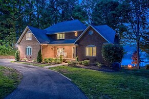 Lucky s Lake House by Avantstay Private Lake Bar