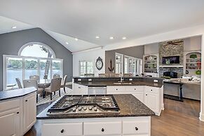 Lucky s Lake House by Avantstay Private Lake Bar