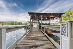 Lucky s Lake House by Avantstay Private Lake Bar