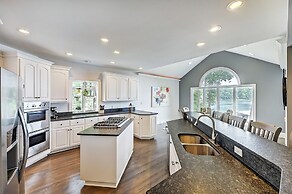 Lucky s Lake House by Avantstay Private Lake Bar