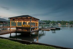 Lucky s Lake House by Avantstay Private Lake Bar