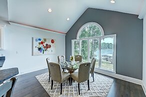 Lucky s Lake House by Avantstay Private Lake Bar