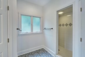 Lucky s Lake House by Avantstay Private Lake Bar