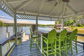 Lucky s Lake House by Avantstay Private Lake Bar
