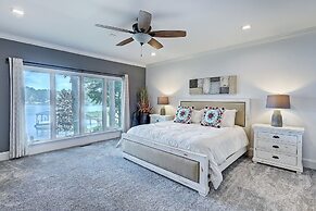 Lucky s Lake House by Avantstay Private Lake Bar