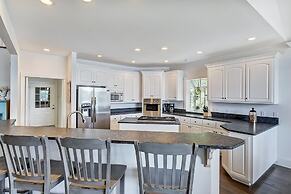 Lucky s Lake House by Avantstay Private Lake Bar