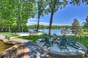 Lucky s Lake House by Avantstay Private Lake Bar