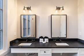 The Magnolia 10 - Avantstay Germantown w Private Balcony