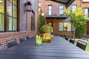 The Magnolia 10 - Avantstay Germantown w Private Balcony