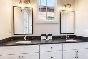 The Magnolia 10 - Avantstay Germantown w Private Balcony