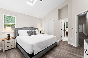 Fireside Fun by Avantstay Sleeps 18 Waterfront Pool