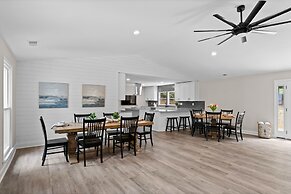 Fireside Fun by Avantstay Sleeps 18 Waterfront Pool