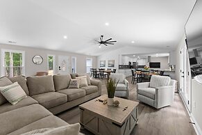 Fireside Fun by Avantstay Sleeps 18 Waterfront Pool