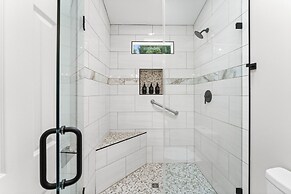 Fireside Fun by Avantstay Sleeps 18 Waterfront Pool