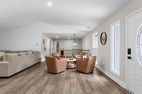 Fireside Fun by Avantstay Sleeps 18 Waterfront Pool