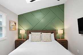 Fireside Fun by Avantstay Sleeps 18 Waterfront Pool