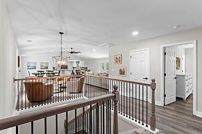 Fireside Fun by Avantstay Sleeps 18 Waterfront Pool