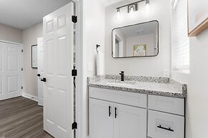 Fireside Fun by Avantstay Sleeps 18 Waterfront Pool