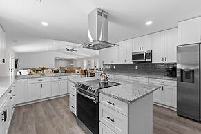 Fireside Fun by Avantstay Sleeps 18 Waterfront Pool