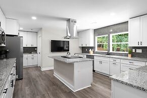 Fireside Fun by Avantstay Sleeps 18 Waterfront Pool