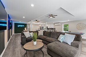 Fireside Fun by Avantstay Sleeps 18 Waterfront Pool