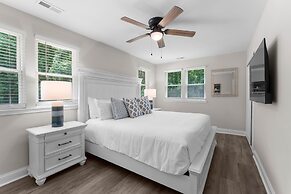 Fireside Fun by Avantstay Sleeps 18 Waterfront Pool