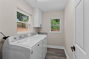 Fireside Fun by Avantstay Sleeps 18 Waterfront Pool