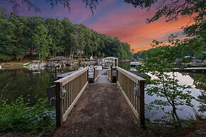 Fireside Fun by Avantstay Sleeps 18 Waterfront Pool