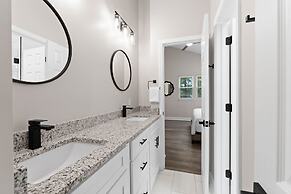 Fireside Fun by Avantstay Sleeps 18 Waterfront Pool