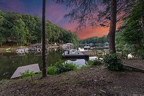 Fireside Fun by Avantstay Sleeps 18 Waterfront Pool