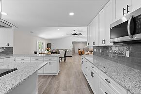 Fireside Fun by Avantstay Sleeps 18 Waterfront Pool